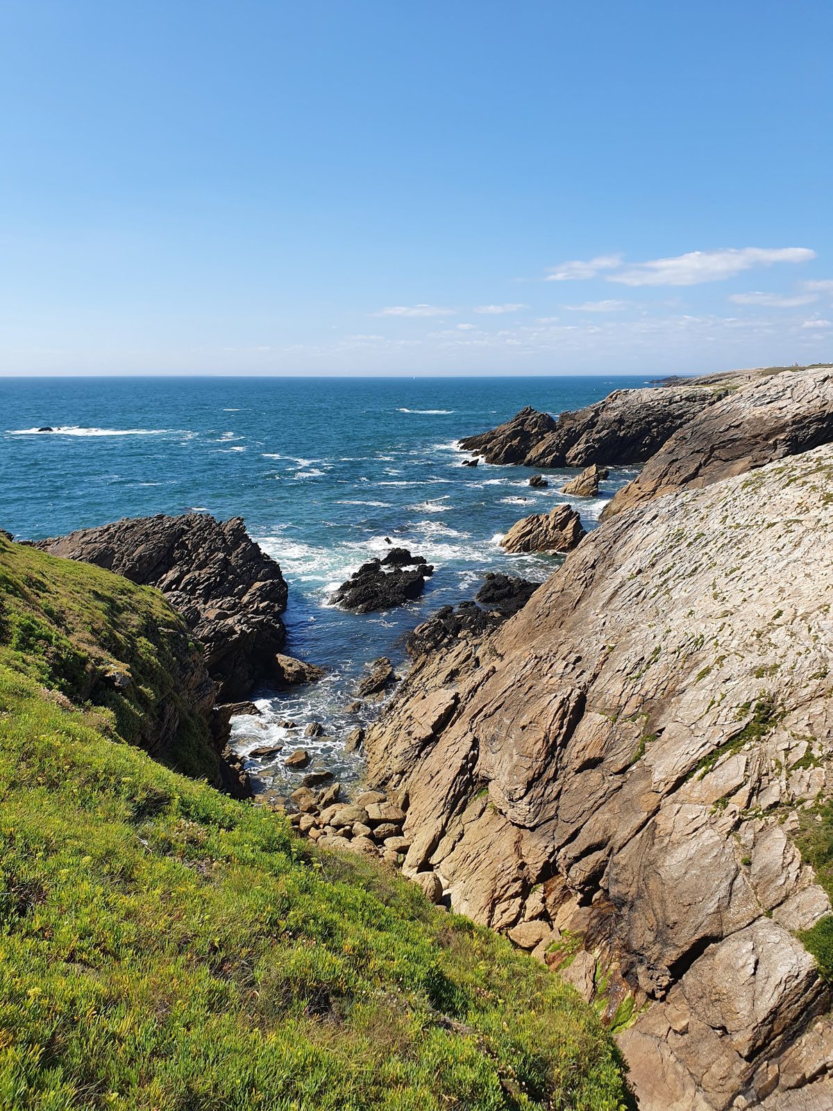 La Côte Sauvage de Quiberon, rochers et vagues face à l'océan Atlantique