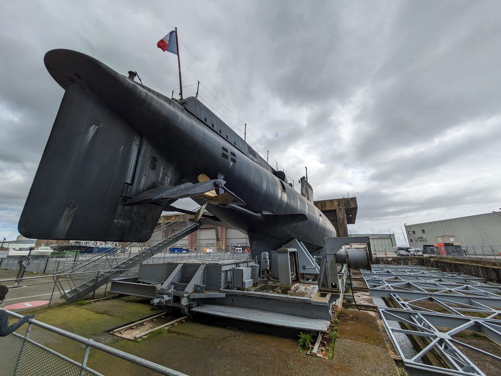 Le sous-marin Flore-S645 pose sur son ber a Lorient, devant la base de Keroman