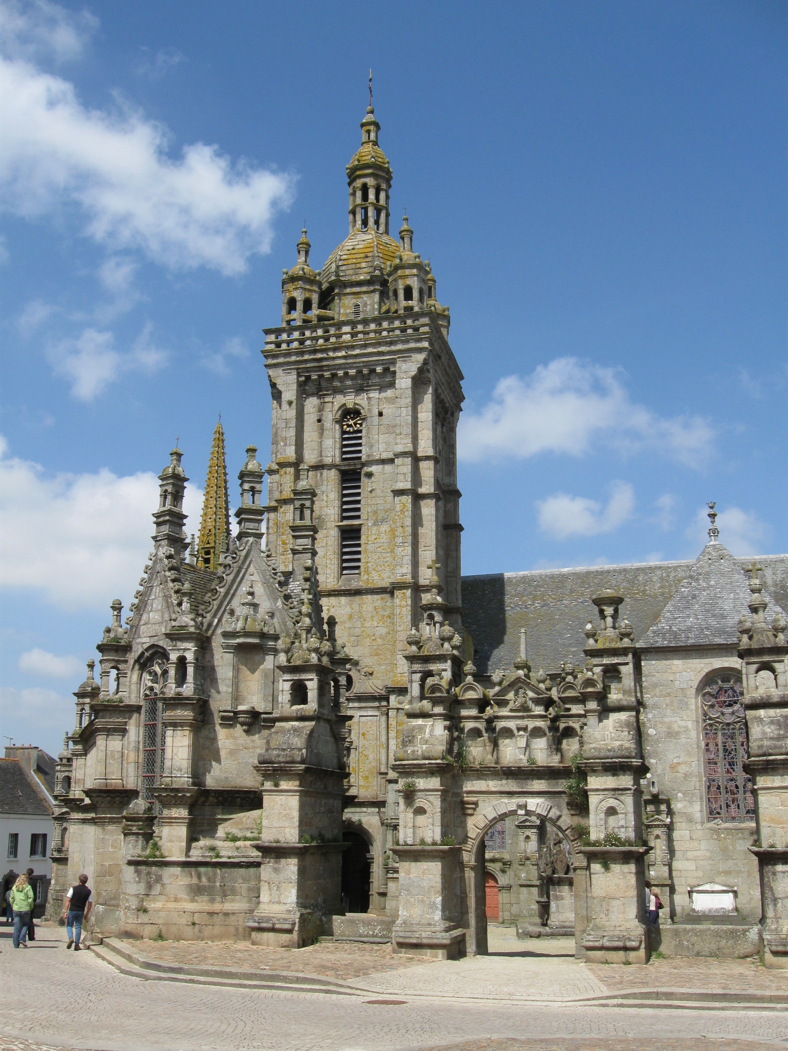 Église et enclos paroissial Saint-Pierre-et-Saint-Paul