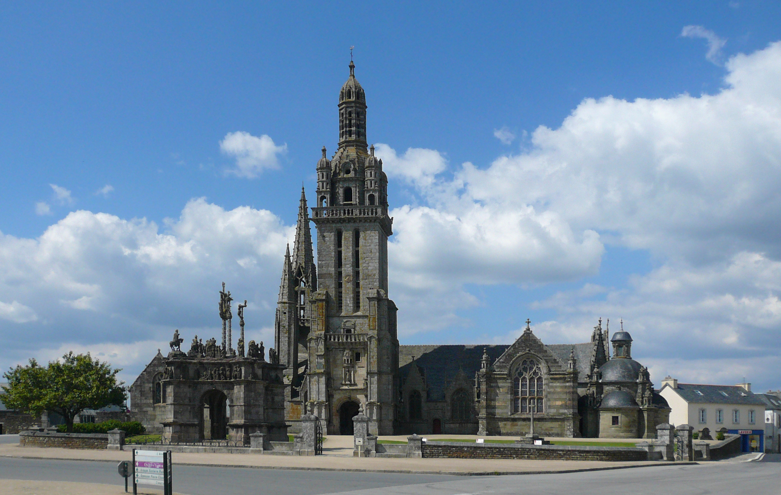 Eglise Notre-Dame-de-Trédrez et son enclos paroissial