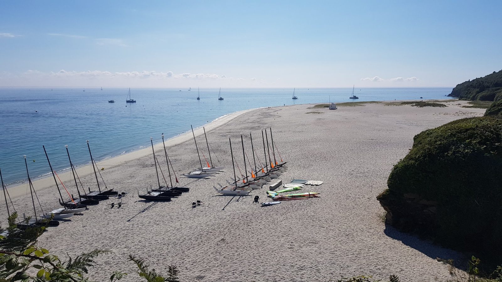 Catamarans sur la plage des Grands Sables, ile de Groix
