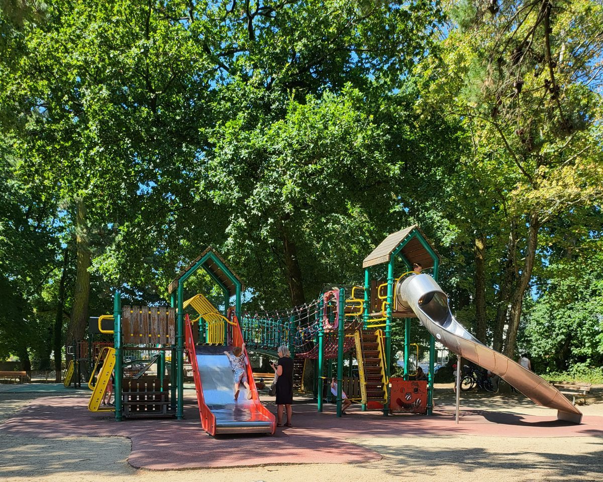 L'aire de jeux du parc du Plessis a Lanester, avec son grand toboggan tube
