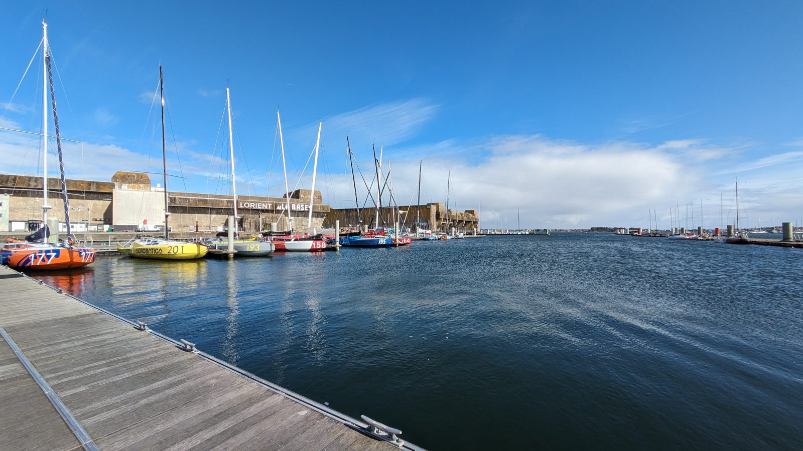 La base de sous-marins de Keroman à Lorient, voiliers de course amarrés devant le bunker