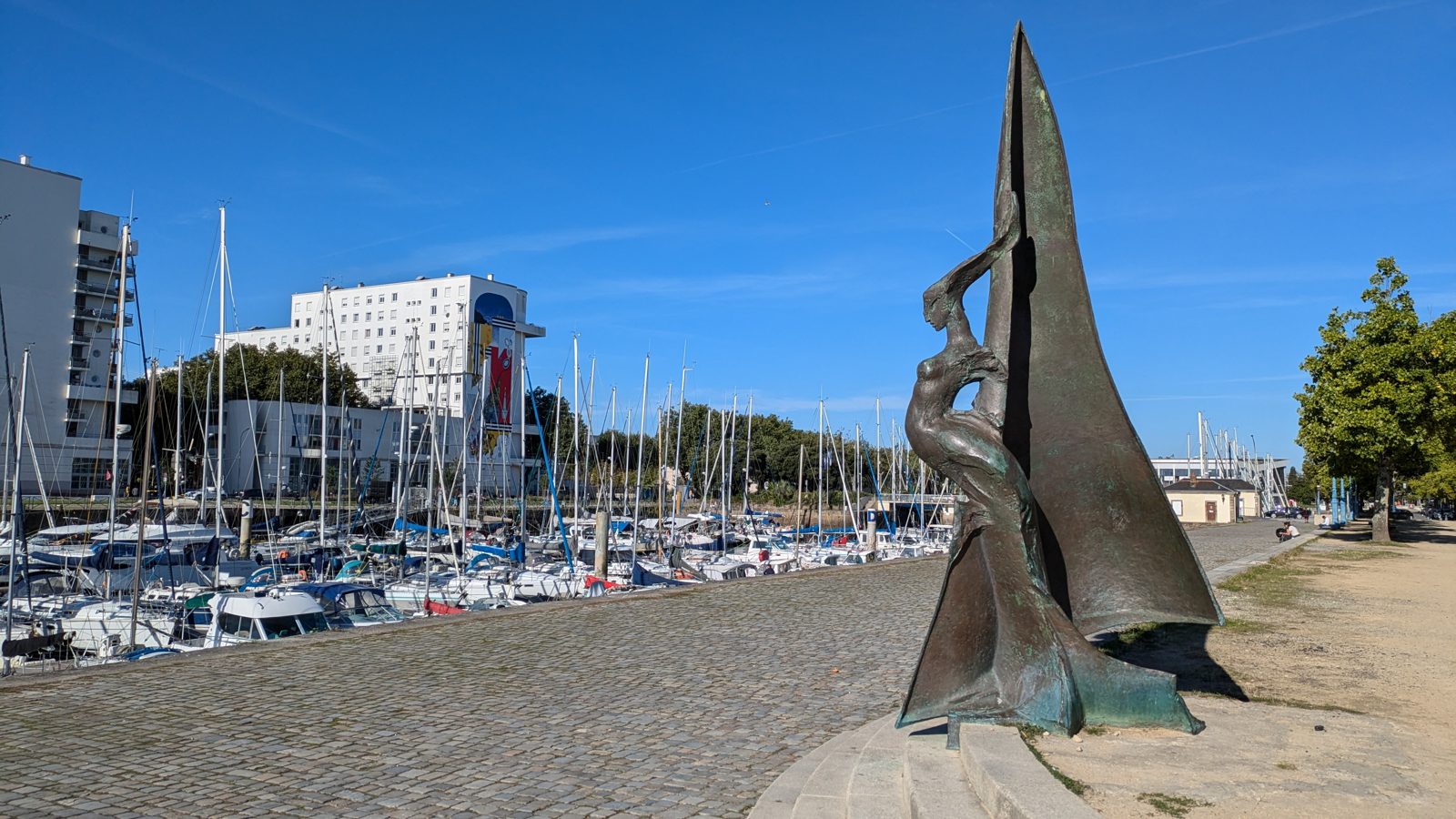 La sculpture de la Voile et le port de plaisance de Lorient