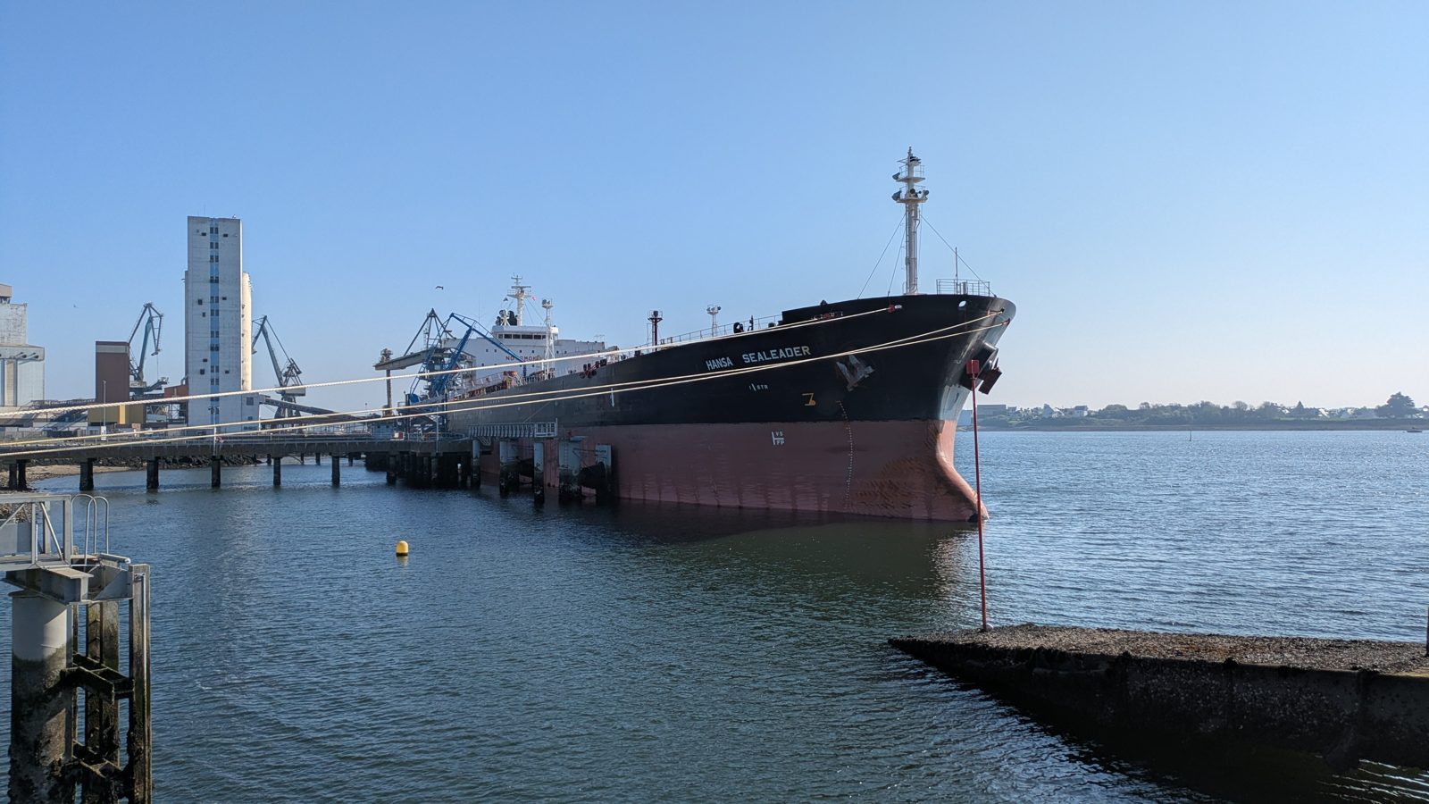 Un cargo à quai au port de commerce de Lorient, boulevard Jacques Cartier