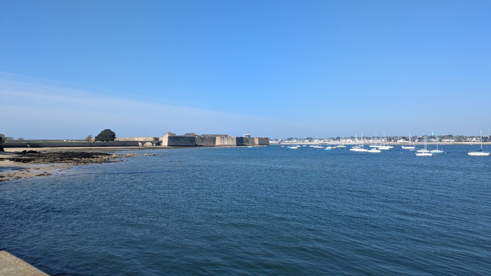 La citadelle de Port-Louis vue depuis la mer, voiliers au mouillage