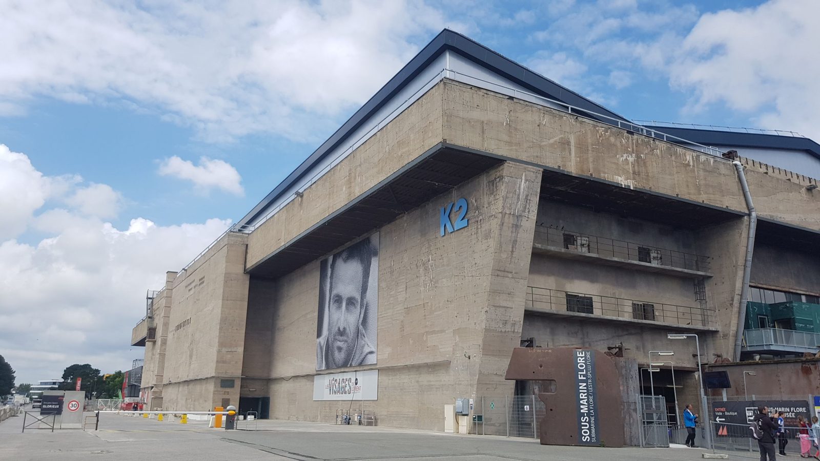 Les alvéoles de la base de sous-marins de Keroman vues depuis la rade de Lorient