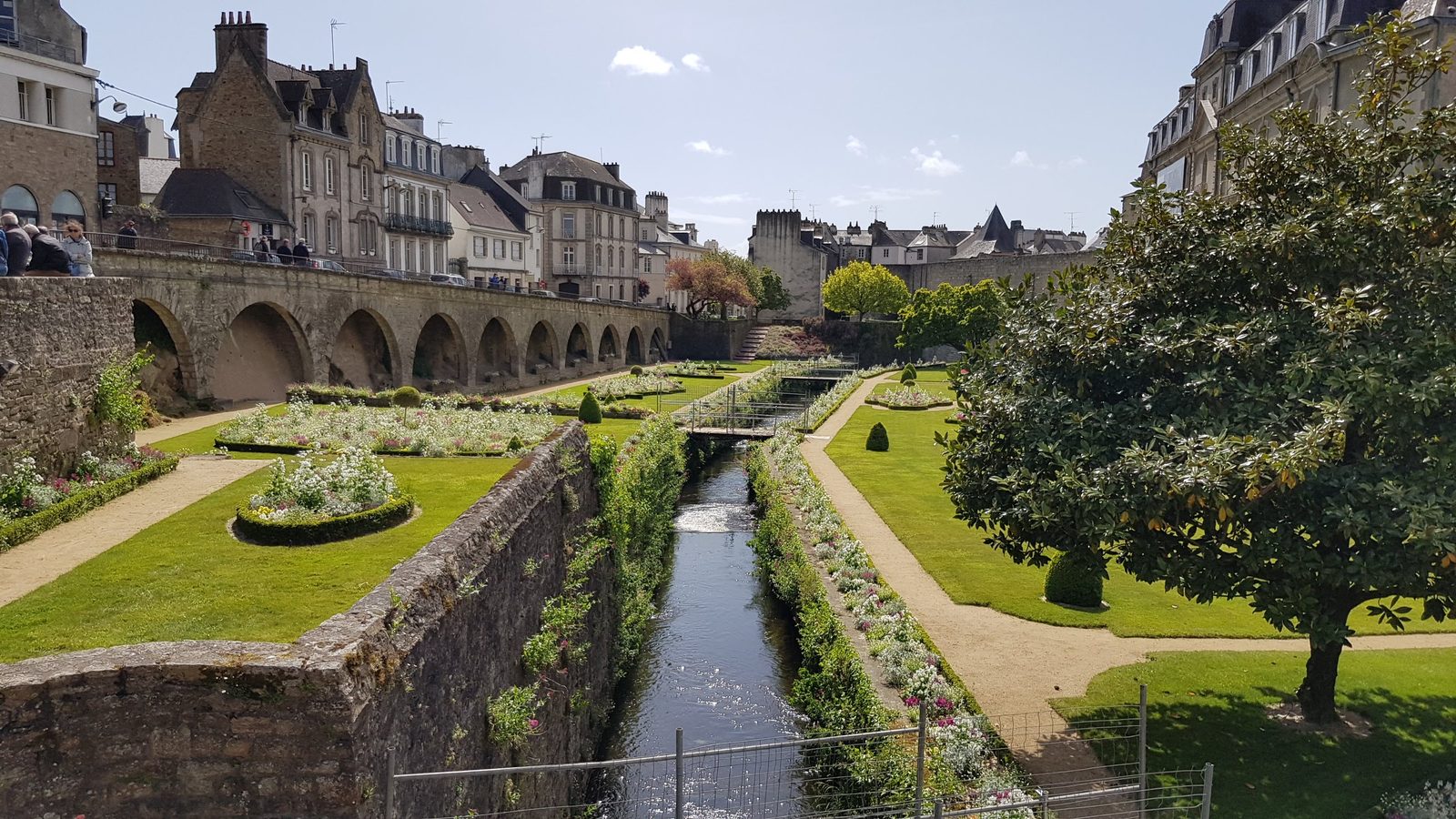 Jardins fleuris au pied des remparts de Vannes