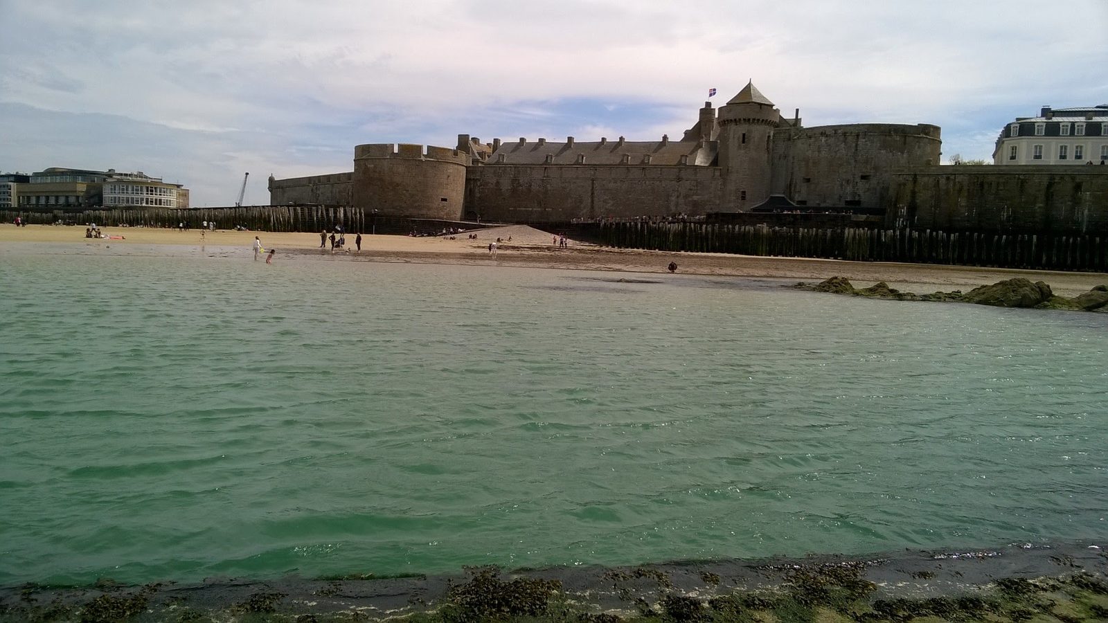 Le château de Saint-Malo vu depuis la plage à marée basse