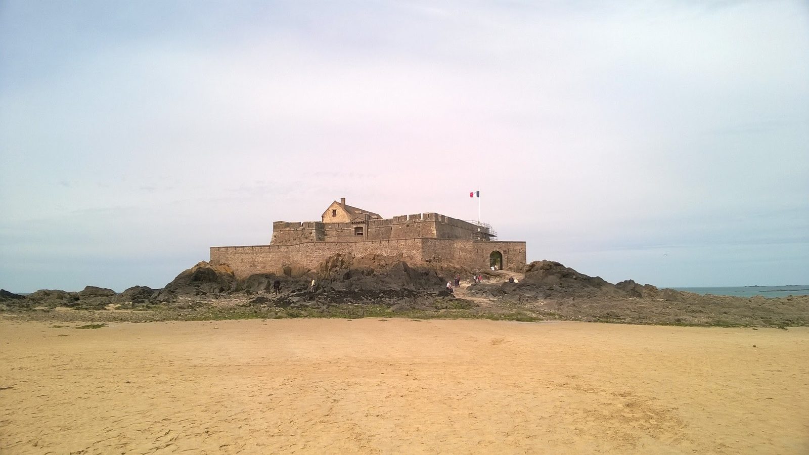 Que faire à Saint-Malo en famille : le Fort National accessible à pied à marée basse