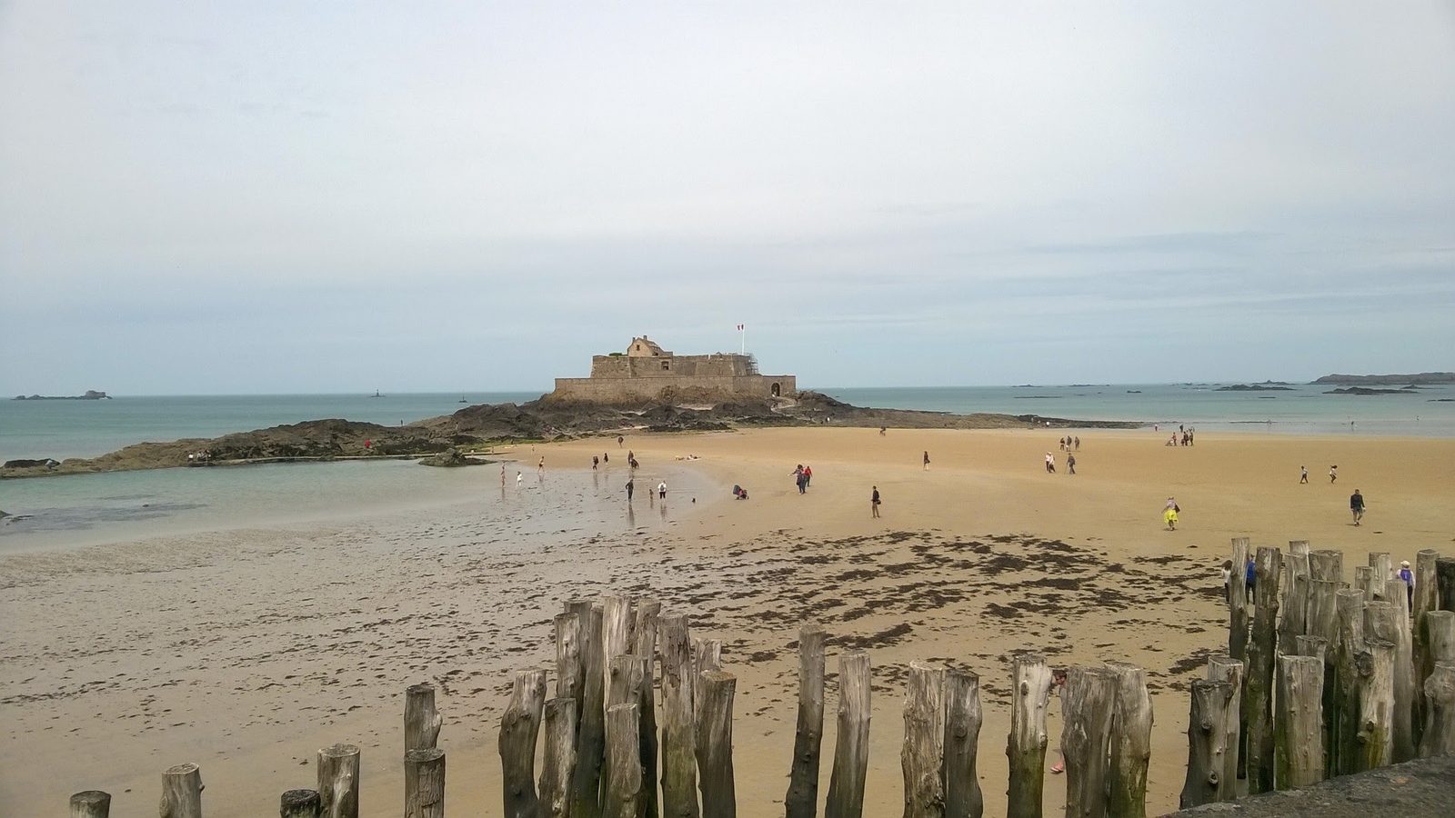 Le Fort National de Saint-Malo et les pieux de bois de la plage à marée basse