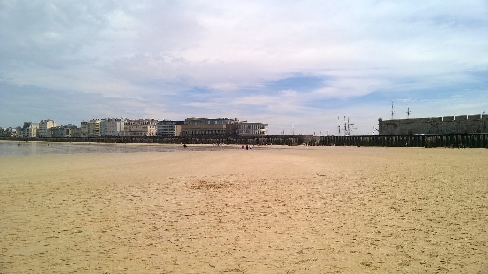 La grande plage du Sillon à Saint-Malo à marée basse, étendue de sable