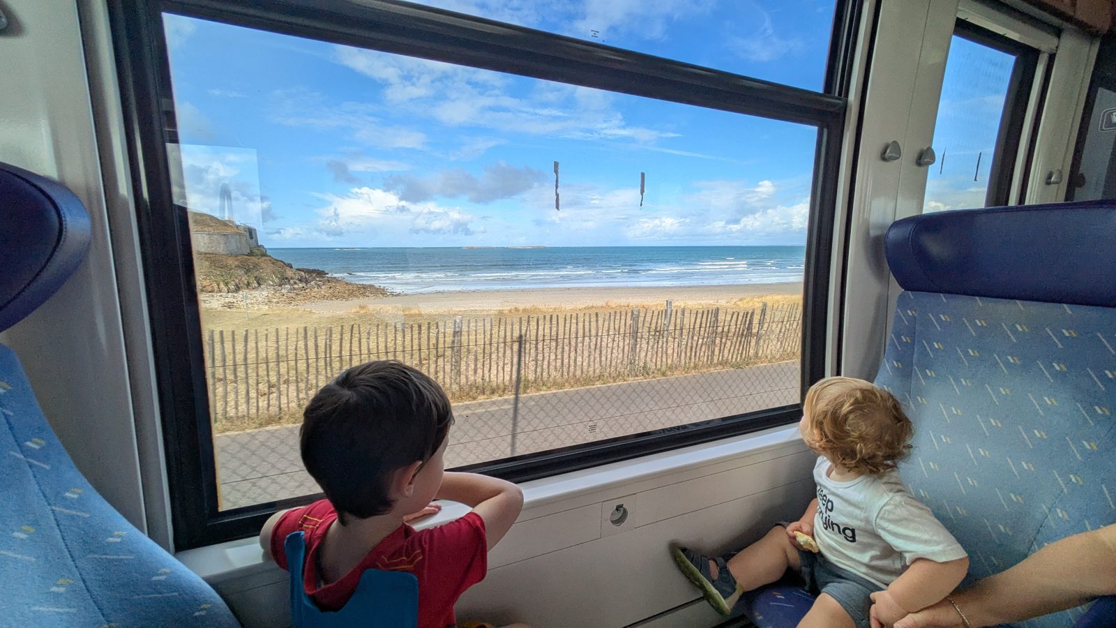 Deux enfants regardent la mer par la fenêtre du train Tire-Bouchon, presqu'île de Quiberon